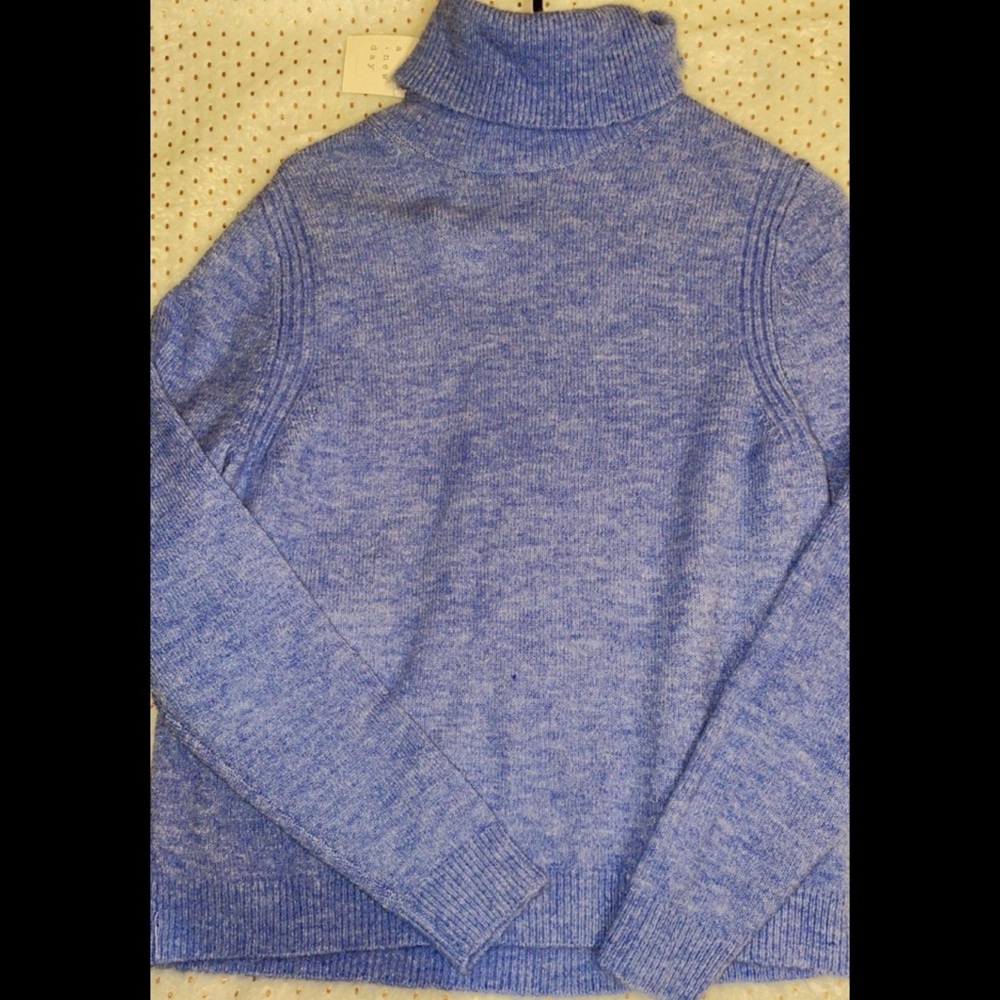 Cute soft light blue sweater💙 Very cute!